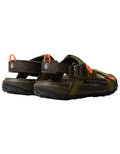 Vista trasera de las sandalias The North Face Explore Camp Sandal con detalles de diseño en color Forest Olive.