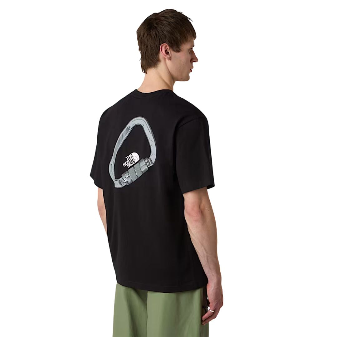 Vista lateral trasera del gráfico con mosquetón en la camiseta The North Face Explore Carabiner Relaxed Tee en negro.