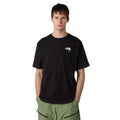 Vista frontal completa de la camiseta The North Face Explore Carabiner Relaxed Tee en negro, llevada por modelo hombre.