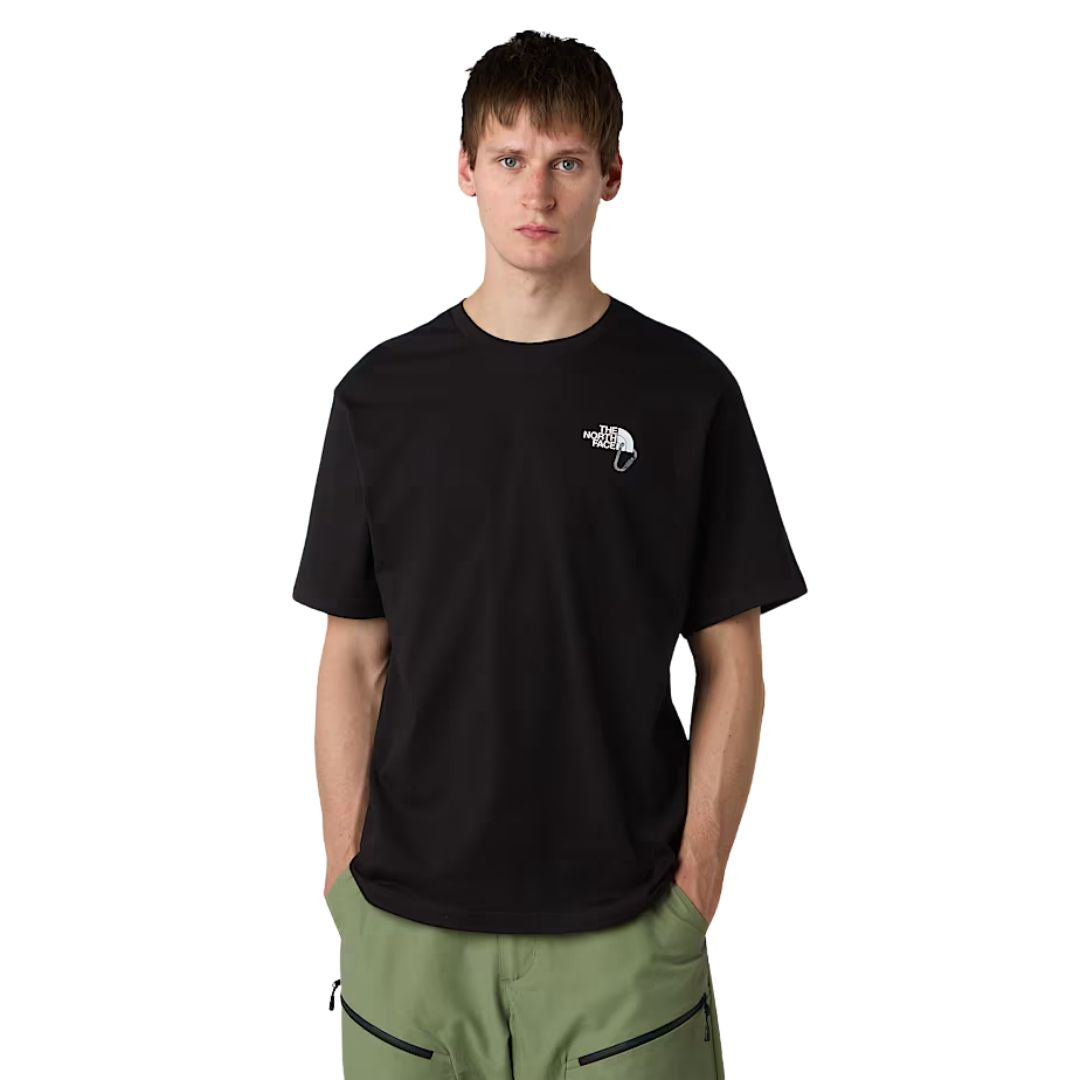 Vista frontal completa de la camiseta The North Face Explore Carabiner Relaxed Tee en negro, llevada por modelo hombre.