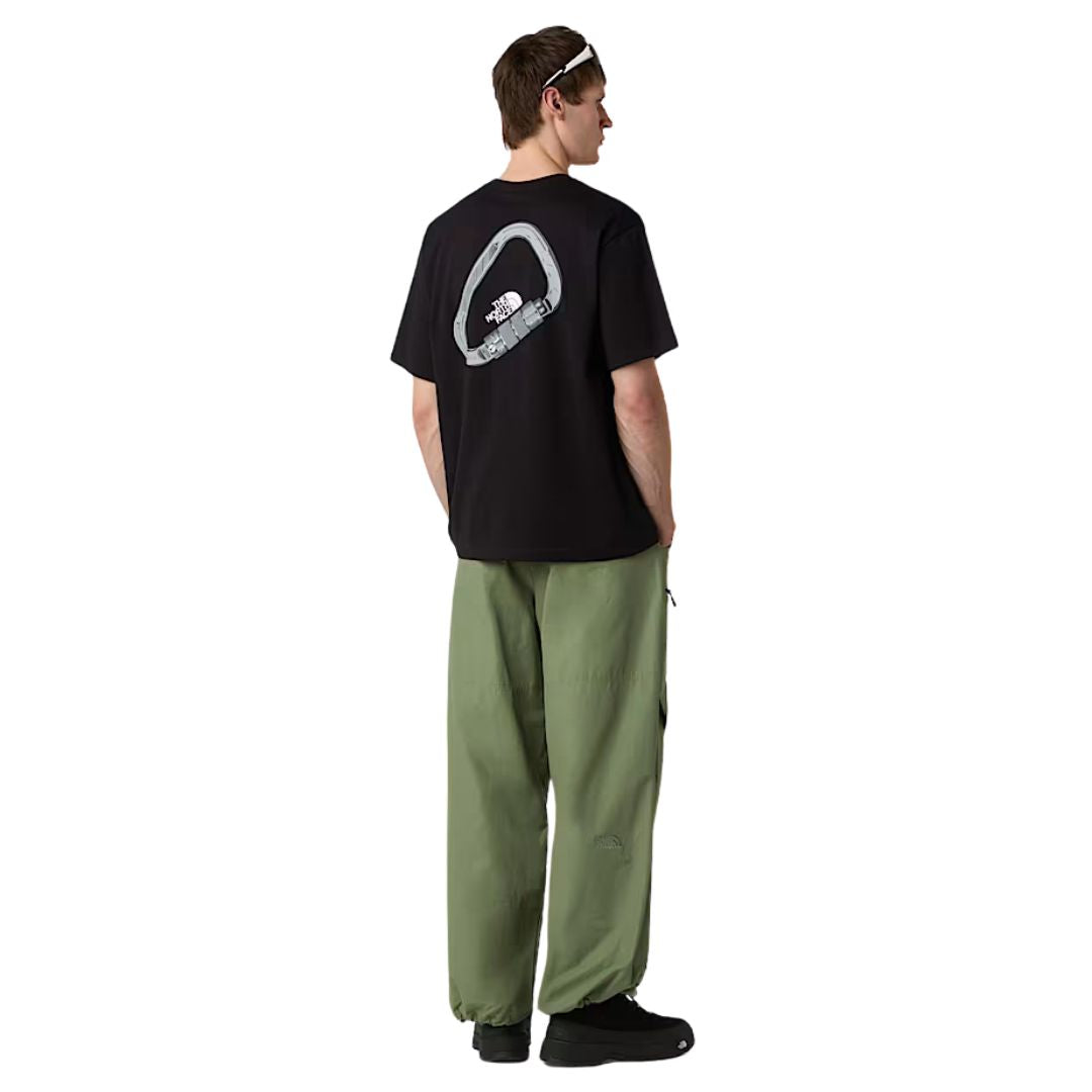 Vista trasera completa de la camiseta The North Face Explore Carabiner Relaxed Tee en negro, llevada por modelo hombre.