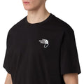 Detalle del pecho con logo y gráfico en la camiseta The North Face Explore Carabiner Relaxed Tee en negro.