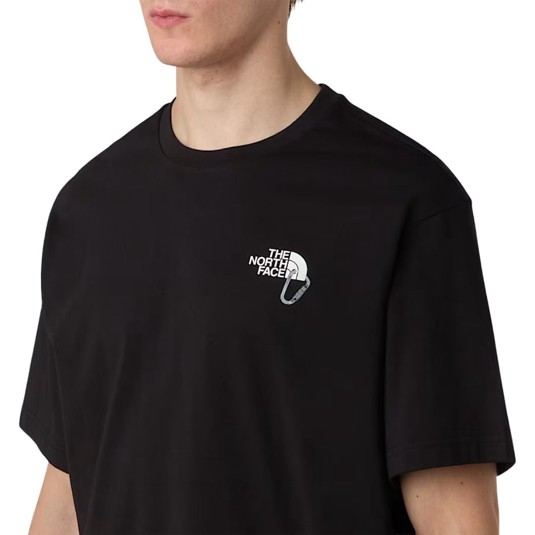 Detalle del pecho con logo y gráfico en la camiseta The North Face Explore Carabiner Relaxed Tee en negro.