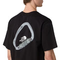 Detalle del gráfico trasero con logotipo y mosquetón en la camiseta The North Face Explore Carabiner Relaxed Tee en negro.
