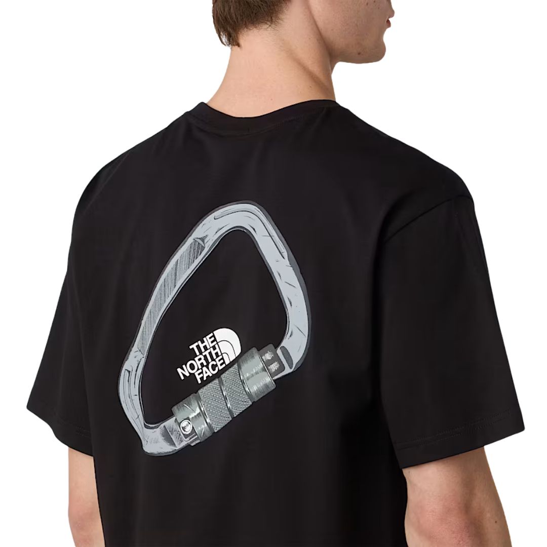Detalle del gráfico trasero con logotipo y mosquetón en la camiseta The North Face Explore Carabiner Relaxed Tee en negro.