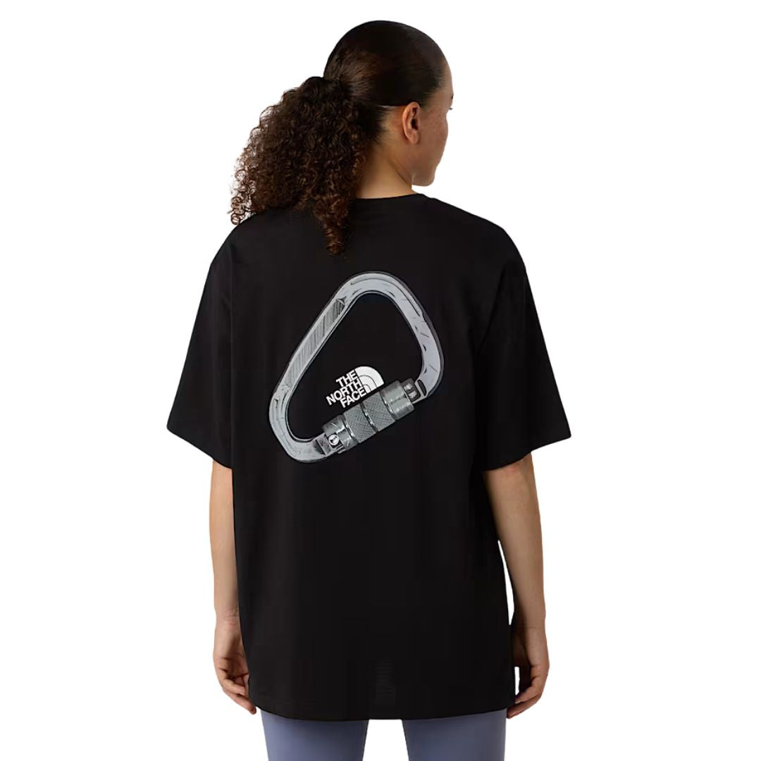Detalle del gráfico trasero con mosquetón en la camiseta The North Face Explore Carabiner Relaxed Tee en negro.