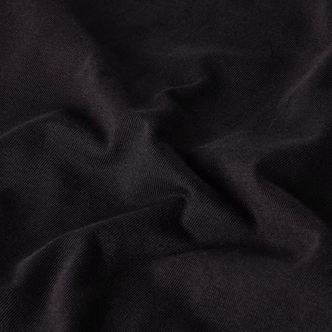 Detalle del tejido en punto de algodón negro de la camiseta The North Face Explore Carabiner Relaxed Tee.