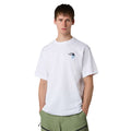 Vista frontal de hombre con la camiseta The North Face Explore Carabiner Relaxed Tee blanca.