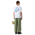 Vista trasera completa de hombre con la camiseta The North Face Explore Carabiner Relaxed Tee blanca y pantalones verde oliva.