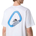 Detalle del gráfico de mosquetón azul en la espalda de la camiseta The North Face Explore Carabiner Relaxed Tee blanca.