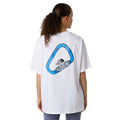 Vista trasera de la camiseta The North Face Explore Carabiner Relaxed Tee blanca con gráfico de mosquetón azul.