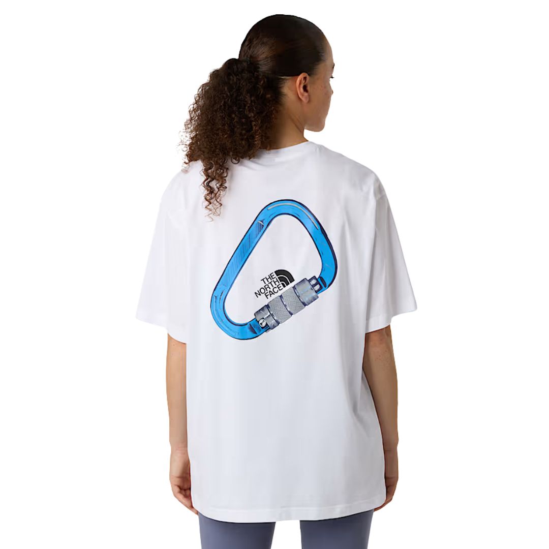 Vista trasera de la camiseta The North Face Explore Carabiner Relaxed Tee blanca con gráfico de mosquetón azul.