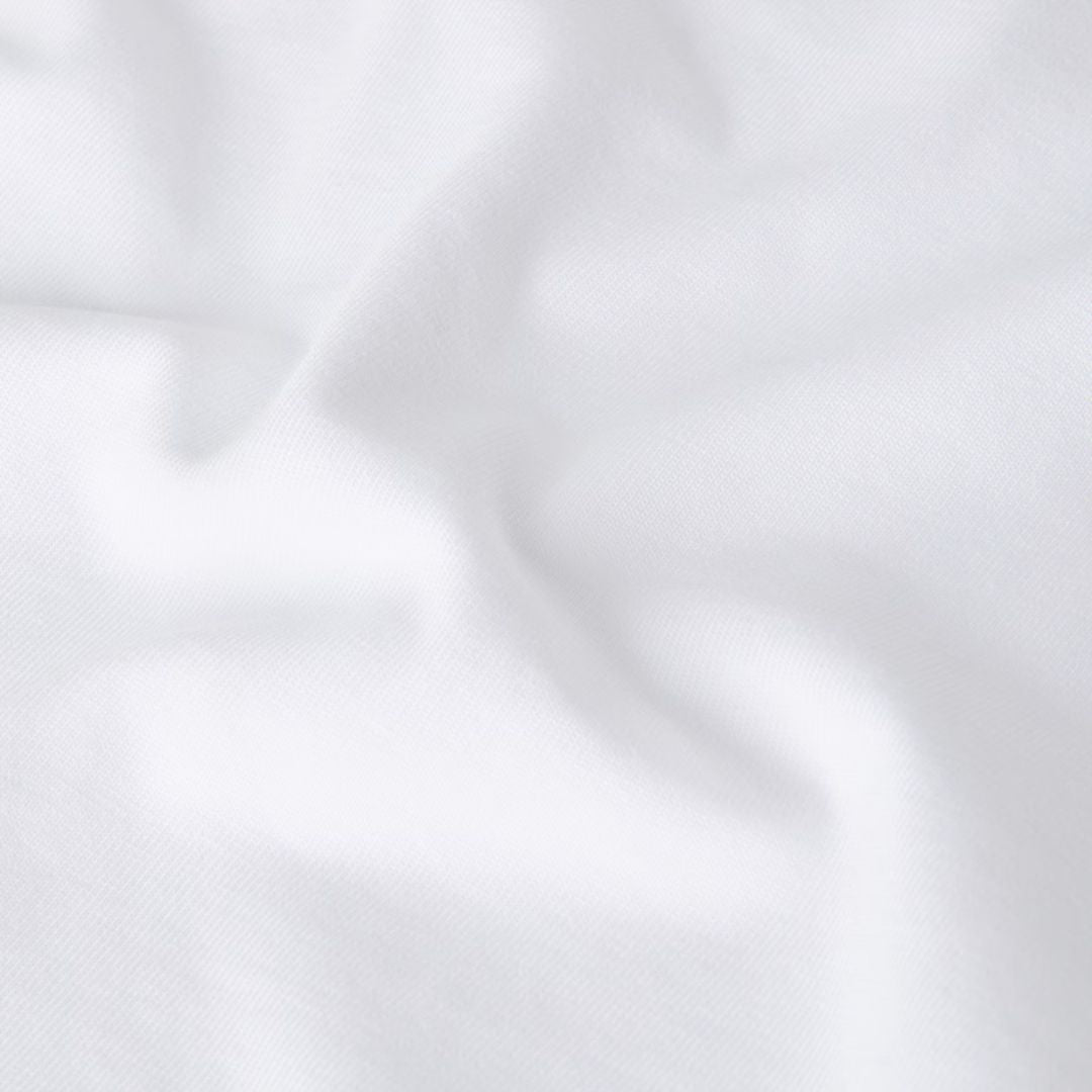 Detalle del tejido de la camiseta The North Face Explore Carabiner Relaxed Tee en color blanco.