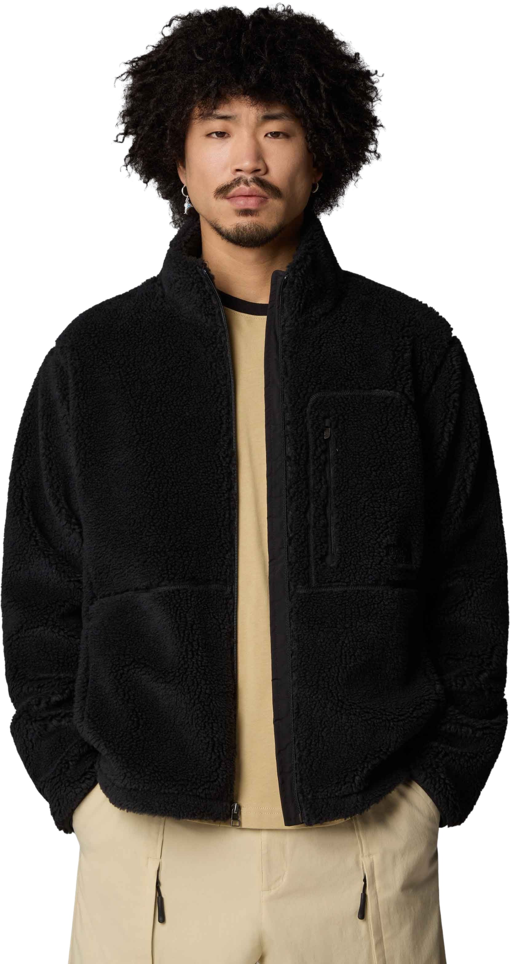 Hombre con la Chaqueta The North Face Extreme Pile 2 FZ Negra abierta