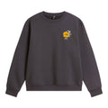 Sudadera The North Face Gear Up Get Out Relaxed Crew en color gris antracita, vista frontal con el logo mini del personaje mochilero sobre fondo amarillo en el pecho izquierdo.