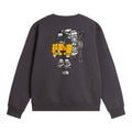 Sudadera The North Face Gear Up Get Out Relaxed Crew en color gris antracita, vista trasera con el personaje mochilero estampado en serigrafía con detalles en amarillo, mochila y cuerda.