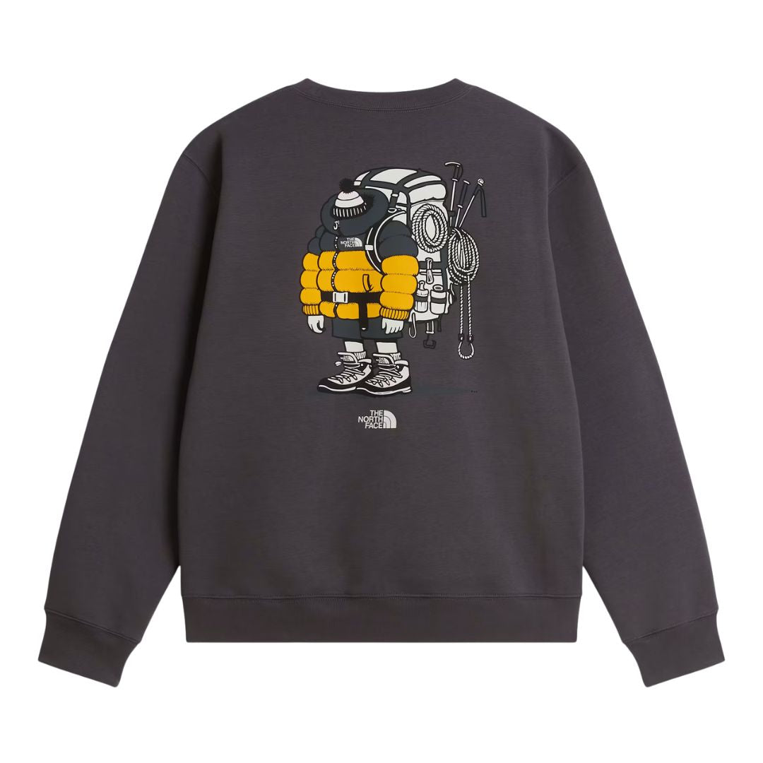Sudadera The North Face Gear Up Get Out Relaxed Crew en color gris antracita, vista trasera con el personaje mochilero estampado en serigrafía con detalles en amarillo, mochila y cuerda.