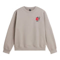 Sudadera The North Face Gear Up Get Out Relaxed Crew en color piedra (stone slab), vista frontal con el logo mini del personaje mochilero sobre fondo rojo en el pecho izquierdo.