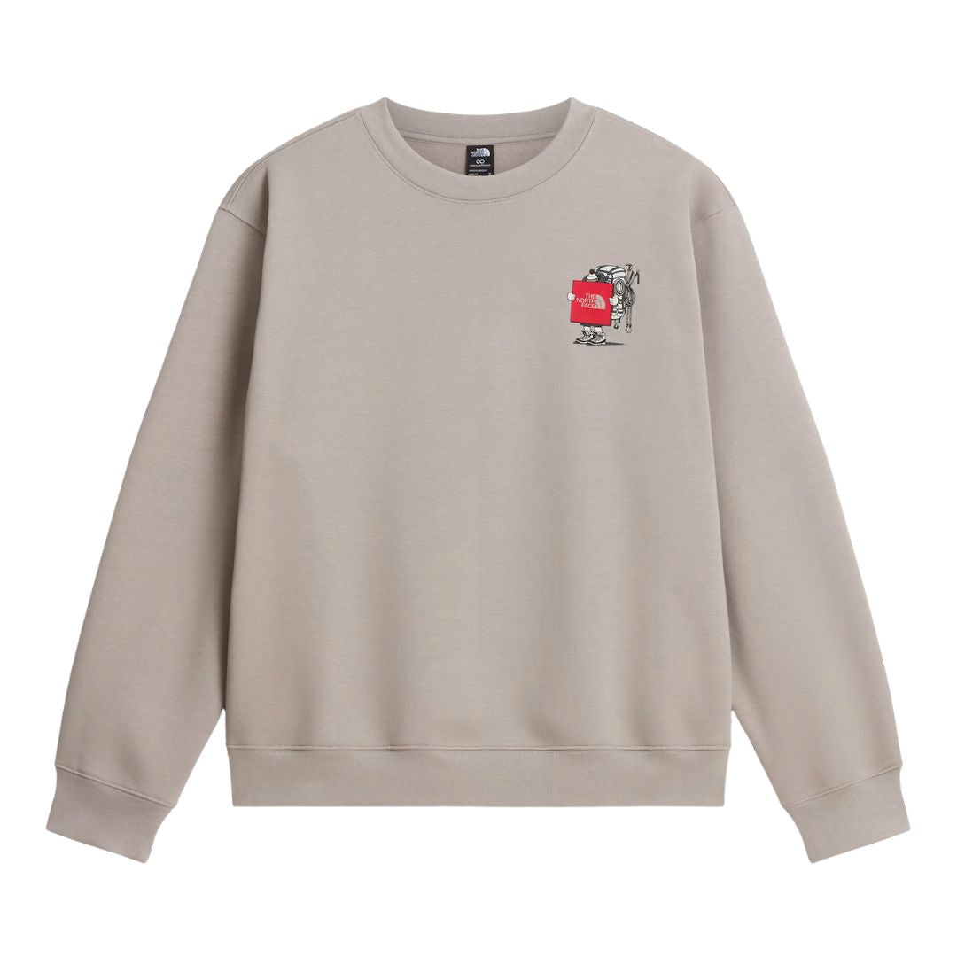 Sudadera The North Face Gear Up Get Out Relaxed Crew en color piedra (stone slab), vista frontal con el logo mini del personaje mochilero sobre fondo rojo en el pecho izquierdo.