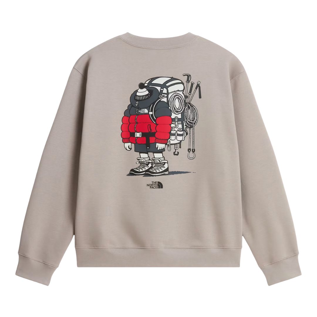 Sudadera The North Face Gear Up Get Out Relaxed Crew en color piedra (stone slab), vista trasera con el personaje mochilero estampado en serigrafía, cargado con mochila, cuerda y piolet.