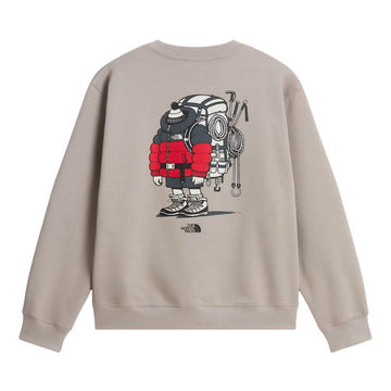 Sudadera The North Face Gear Up Get Out Relaxed Crew en color piedra (stone slab), vista trasera con el personaje mochilero estampado en serigrafía, cargado con mochila, cuerda y piolet.