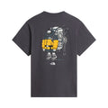 Camiseta The North Face Gear Up Get Out RLX en gris antracita, vista de espalda en plano de producto (flat lay), mostrando en detalle el gráfico completo del mochilero con mochila amarilla, cuerdas y piolets.