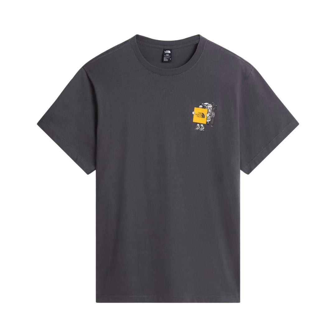 Camiseta The North Face Gear Up Get Out RLX en gris antracita, vista frontal en plano de producto (flat lay), con gráfico pequeño de personaje mochilero y logo amarillo/mostaza en el pecho.