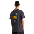 Camiseta The North Face Gear Up Get Out RLX en gris antracita puesta en modelo mujer, vista de espalda mostrando el gráfico completo del mochilero con mochila amarilla, cuerdas y piolets.