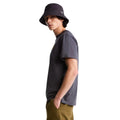 Camiseta The North Face Gear Up Get Out RLX en gris antracita puesta en modelo hombre, vista lateral de perfil con sombrero de pescador a juego, mostrando el corte holgado.