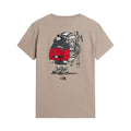 Camiseta The North Face Gear Up Get Out RLX en color piedra, vista de espalda en plano de producto (flat lay), mostrando en detalle el gráfico completo del mochilero con mochila roja, cuerdas y piolets.