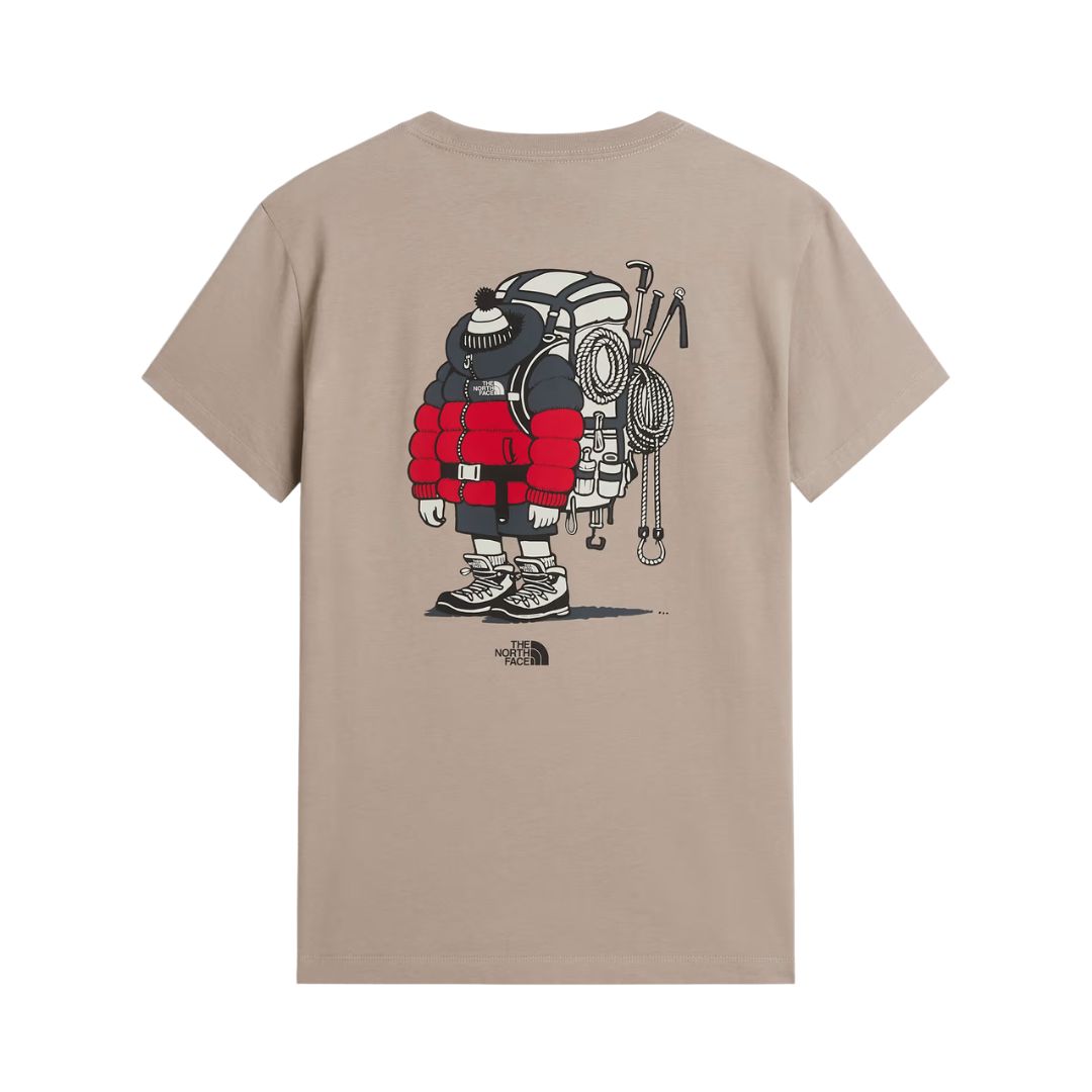 Camiseta The North Face Gear Up Get Out RLX en color piedra, vista de espalda en plano de producto (flat lay), mostrando en detalle el gráfico completo del mochilero con mochila roja, cuerdas y piolets.