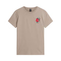 Camiseta The North Face Gear Up Get Out RLX en color piedra (stone slab), vista frontal en plano de producto (flat lay), con gráfico pequeño de personaje mochilero y logo rojo en el pecho.