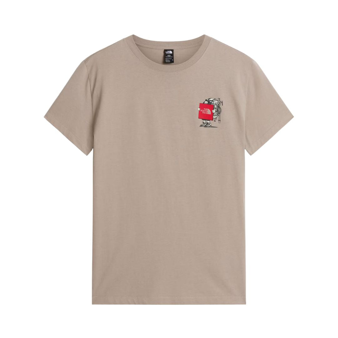 Camiseta The North Face Gear Up Get Out RLX en color piedra (stone slab), vista frontal en plano de producto (flat lay), con gráfico pequeño de personaje mochilero y logo rojo en el pecho.