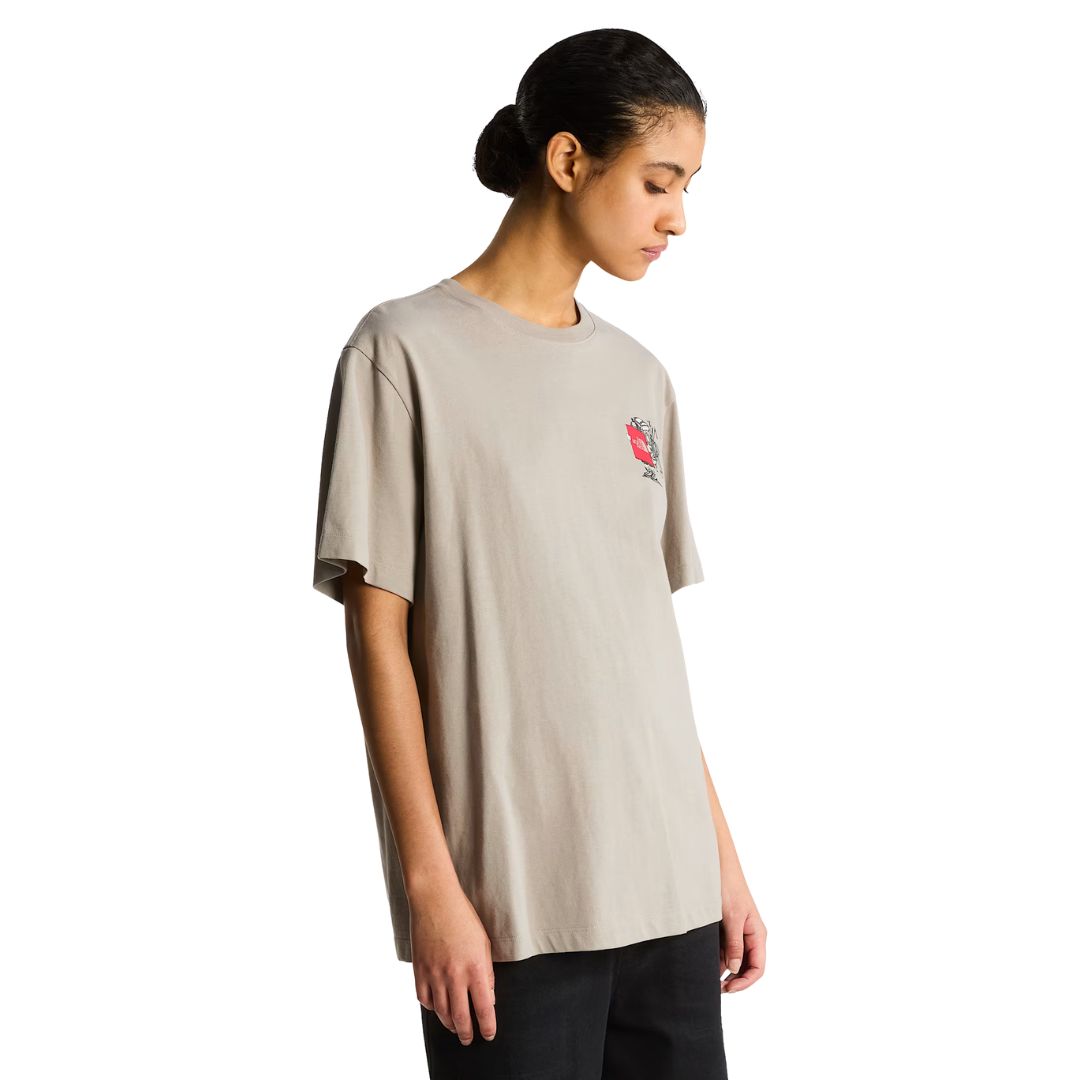 Camiseta The North Face Gear Up Get Out RLX en color piedra puesta en modelo mujer, vista lateral de perfil de cuerpo completo mostrando el corte holgado y el logo pequeño en el pecho.