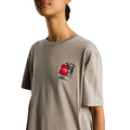 Camiseta The North Face Gear Up Get Out RLX en color piedra puesta en modelo mujer, primer plano del gráfico pequeño del mochilero con logo rojo en el pecho y el cuello redondo.