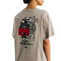 Camiseta The North Face Gear Up Get Out RLX en color piedra puesta en modelo mujer, primer plano de la espalda mostrando en detalle el gráfico del mochilero con mochila roja, cuerdas y piolets.
