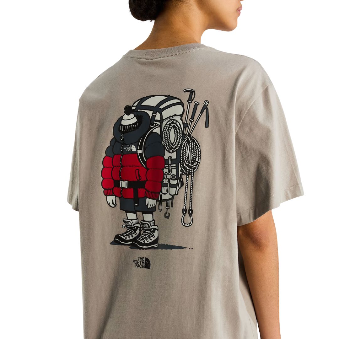 Camiseta The North Face Gear Up Get Out RLX en color piedra puesta en modelo mujer, primer plano de la espalda mostrando en detalle el gráfico del mochilero con mochila roja, cuerdas y piolets.