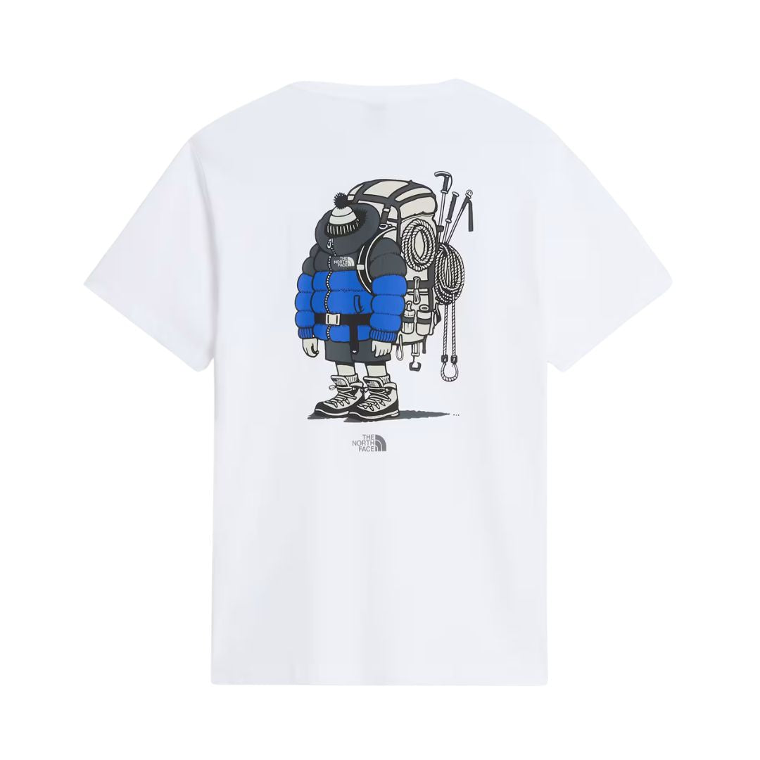 Camiseta The North Face Gear Up Get Out RLX en blanco, vista de espalda en plano de producto (flat lay), mostrando en detalle el gráfico completo del mochilero con mochila azul, cuerdas y piolets.