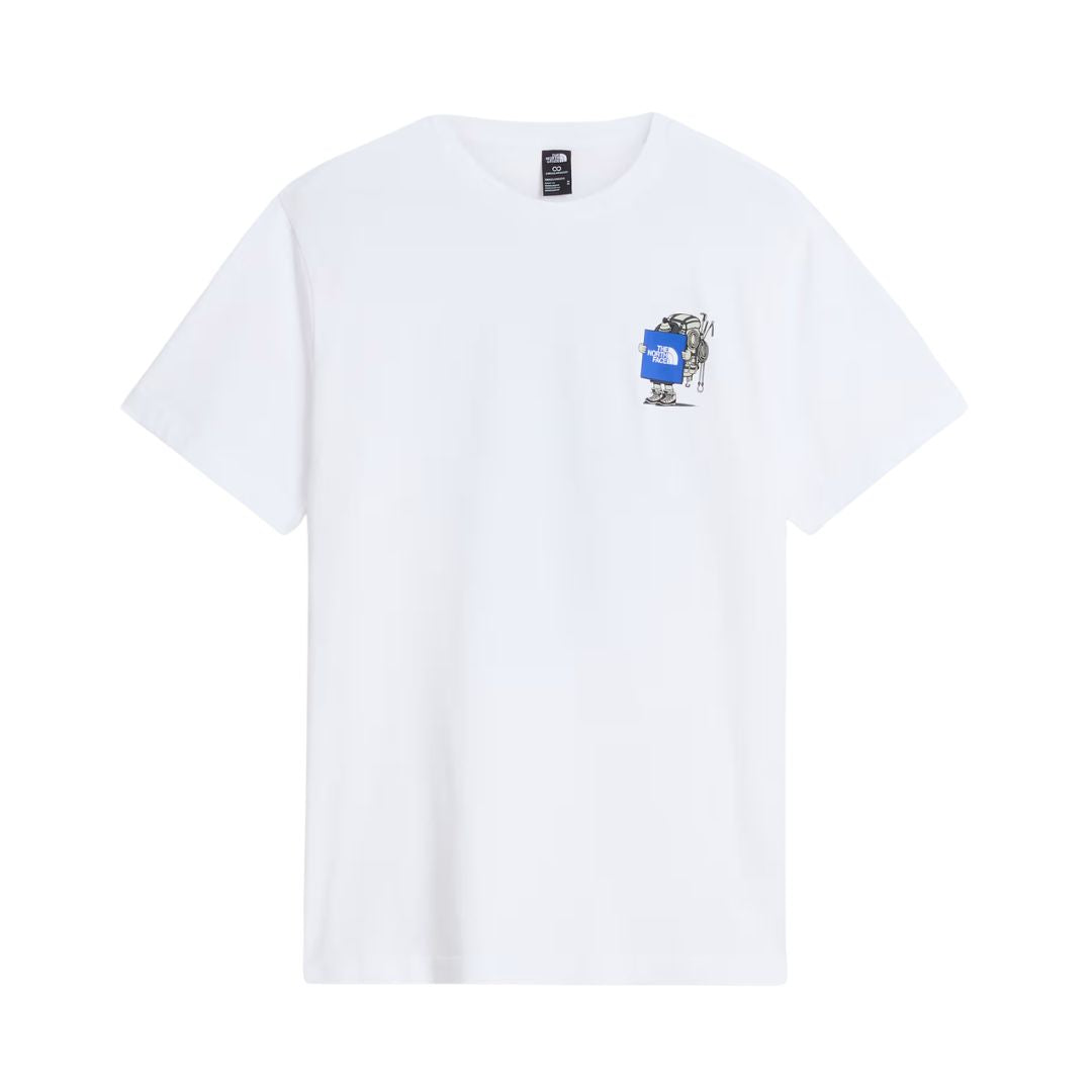 Camiseta The North Face Gear Up Get Out RLX en blanco, vista frontal en plano de producto (flat lay), con gráfico pequeño de personaje mochilero y logo azul en el pecho.