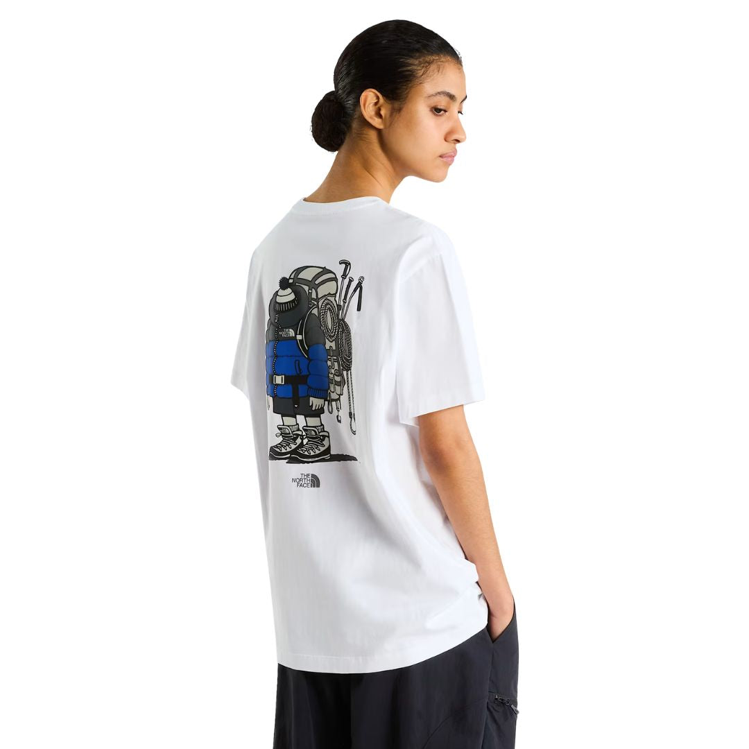 Camiseta The North Face Gear Up Get Out RLX en blanco puesta en modelo mujer, vista lateral de perfil mostrando el gráfico completo del mochilero en la espalda.