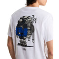 Primer plano del hombro y espalda de la camiseta The North Face Gear Up Get Out RLX en blanco en modelo hombre, detalle del gráfico del mochilero con mochila azul y material de escalada.