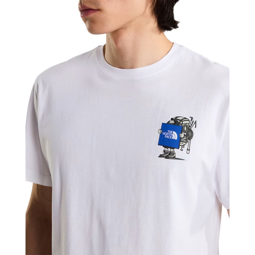 Primer plano del cuello y gráfico pequeño del mochilero con logo azul en el pecho de la camiseta The North Face Gear Up Get Out RLX en blanco, en modelo hombre.