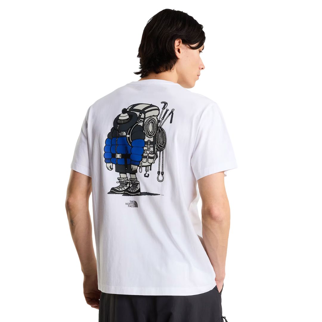 Camiseta The North Face Gear Up Get Out RLX en blanco puesta en modelo hombre, vista de espalda mostrando el gráfico completo del mochilero cargado con mochila azul, cuerdas y piolets.
