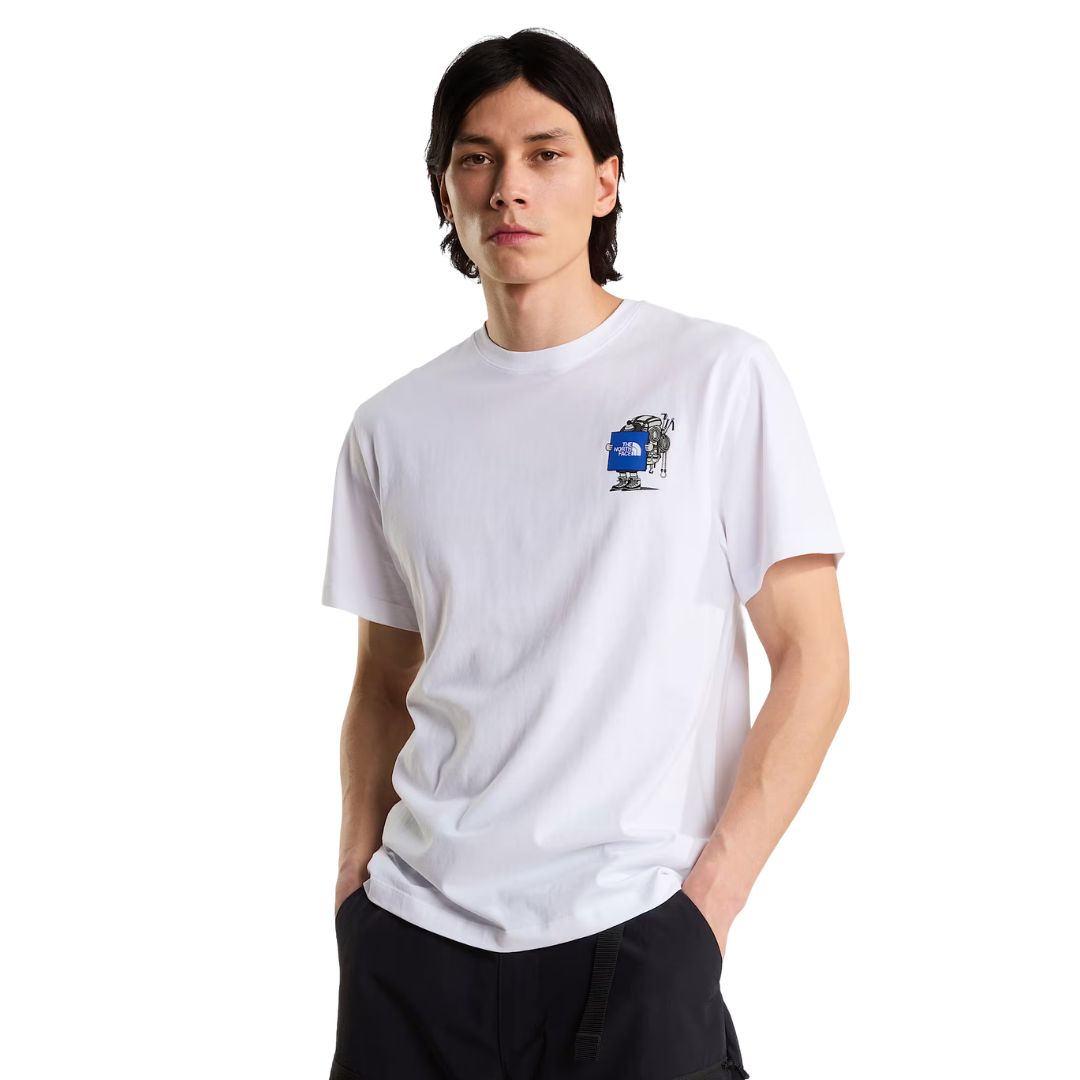 Camiseta The North Face Gear Up Get Out RLX en blanco puesta en modelo hombre, vista frontal mostrando el gráfico pequeño del mochilero con logo azul en el pecho.