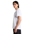 Camiseta The North Face Gear Up Get Out RLX en blanco puesta en modelo hombre, vista lateral de perfil mostrando el corte holgado y la caída de la manga.