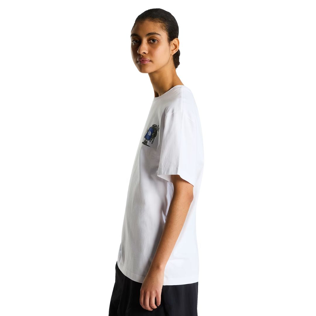 Camiseta The North Face Gear Up Get Out RLX en blanco puesta en modelo mujer, vista lateral de perfil mostrando el gráfico pequeño del mochilero en el pecho.