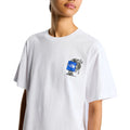 Camiseta The North Face Gear Up Get Out RLX en blanco puesta en modelo mujer, primer plano del cuello y el gráfico del mochilero con logo azul en el pecho.