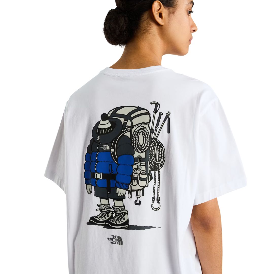 Camiseta The North Face Gear Up Get Out RLX en blanco puesta en modelo mujer, primer plano de la espalda mostrando en detalle el gráfico del mochilero con mochila azul, cuerdas y piolets.