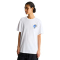 Camiseta The North Face Gear Up Get Out RLX en blanco puesta en modelo mujer, vista frontal de cuerpo completo mostrando el gráfico pequeño del mochilero en el pecho y el corte holgado.