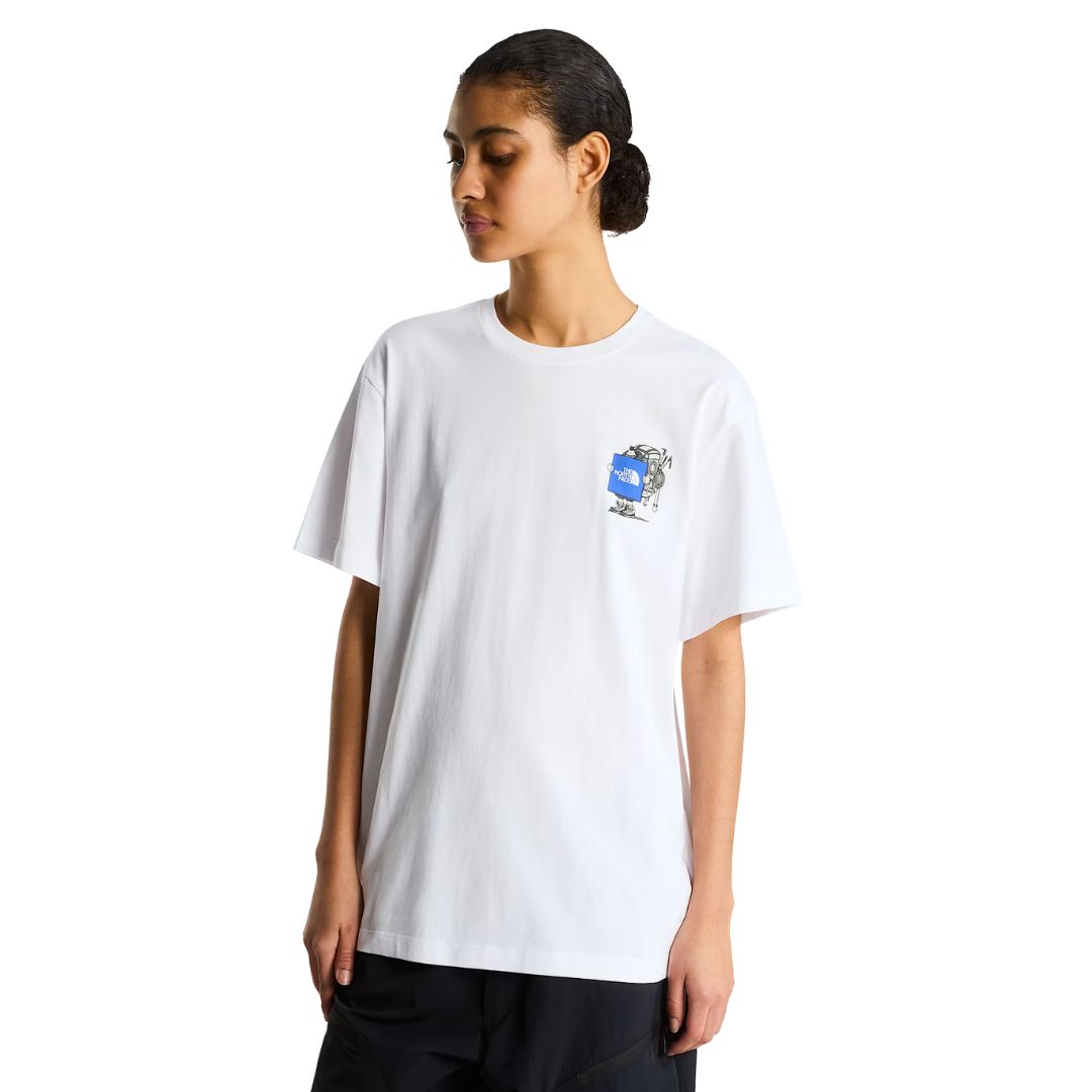 Camiseta The North Face Gear Up Get Out RLX en blanco puesta en modelo mujer, vista frontal de cuerpo completo mostrando el gráfico pequeño del mochilero en el pecho y el corte holgado.